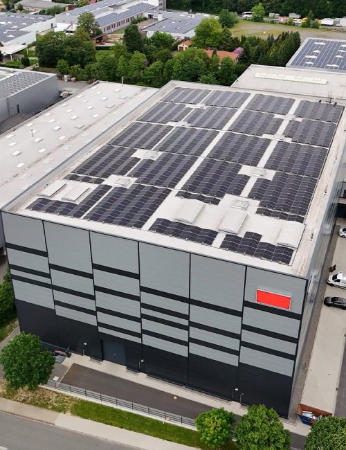 Gewerbehalle mit großflächiger PV-Anlage auf dem Flachdach