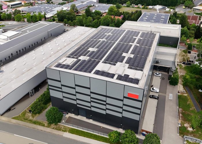 Solaranlage-auf-Industriehalle-flachdach-nachhaltige-Stromversorgung-im-GewerbeMySolar Gewerbehalle mit großflächiger PV-Anlage auf dem Flachdach