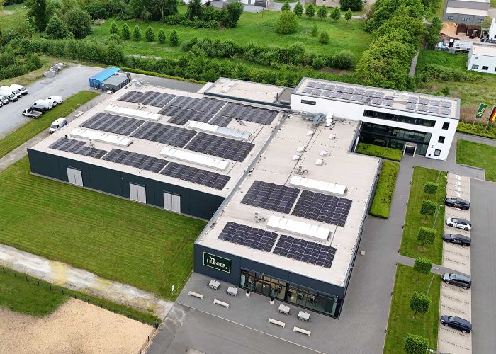 Solaranlage-auf-Industriehalle-nachhaltige-Stromversorgung-im-GewerbeMySolar Solaranlage auf dem Dach eines modernen Industrie- und Verwaltungsgebäudes zur nachhaltigen Energieversorgung im Gewerbegebiet.
